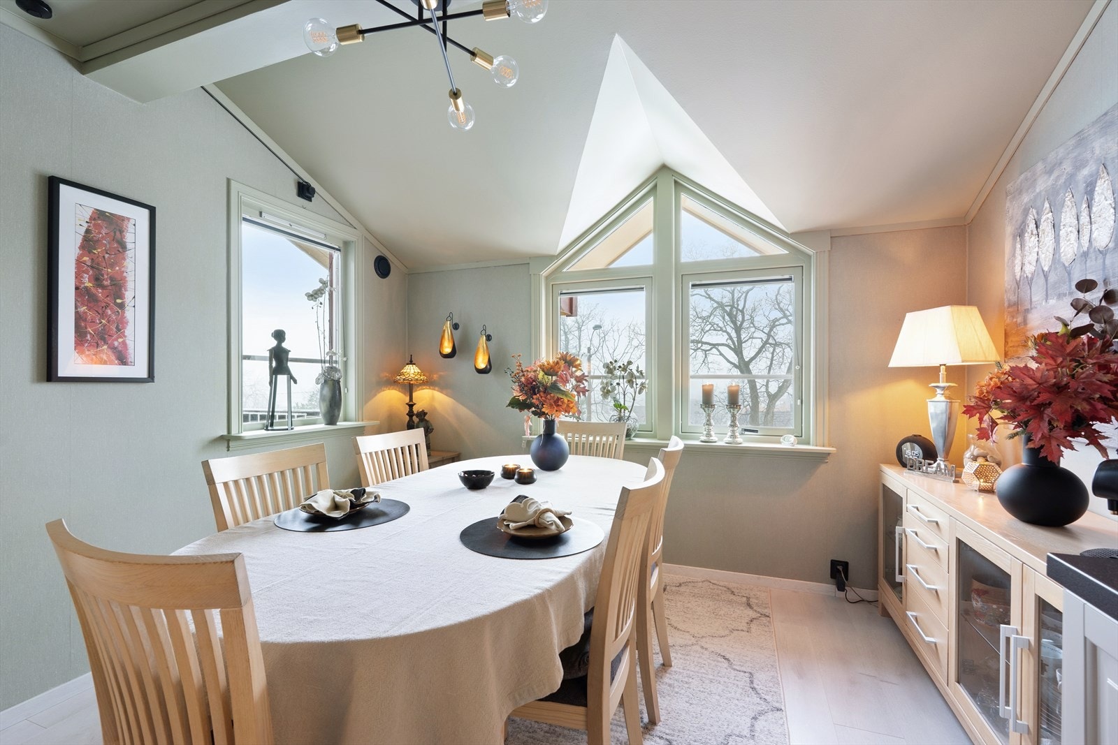 Samle familie og/eller venner rundt middagsbordet for et bedre måltid og en hyggelig stund. Galleribilde