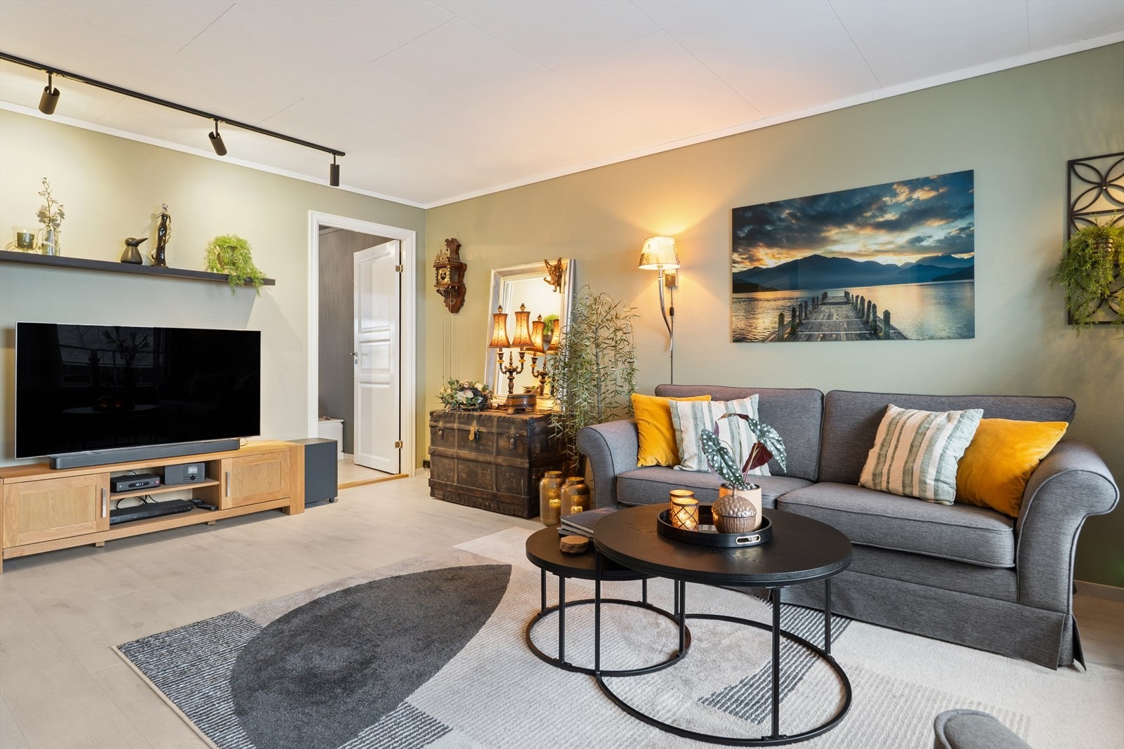 TV-en kan med fordel plasseres mot/på vegg. Galleribilde