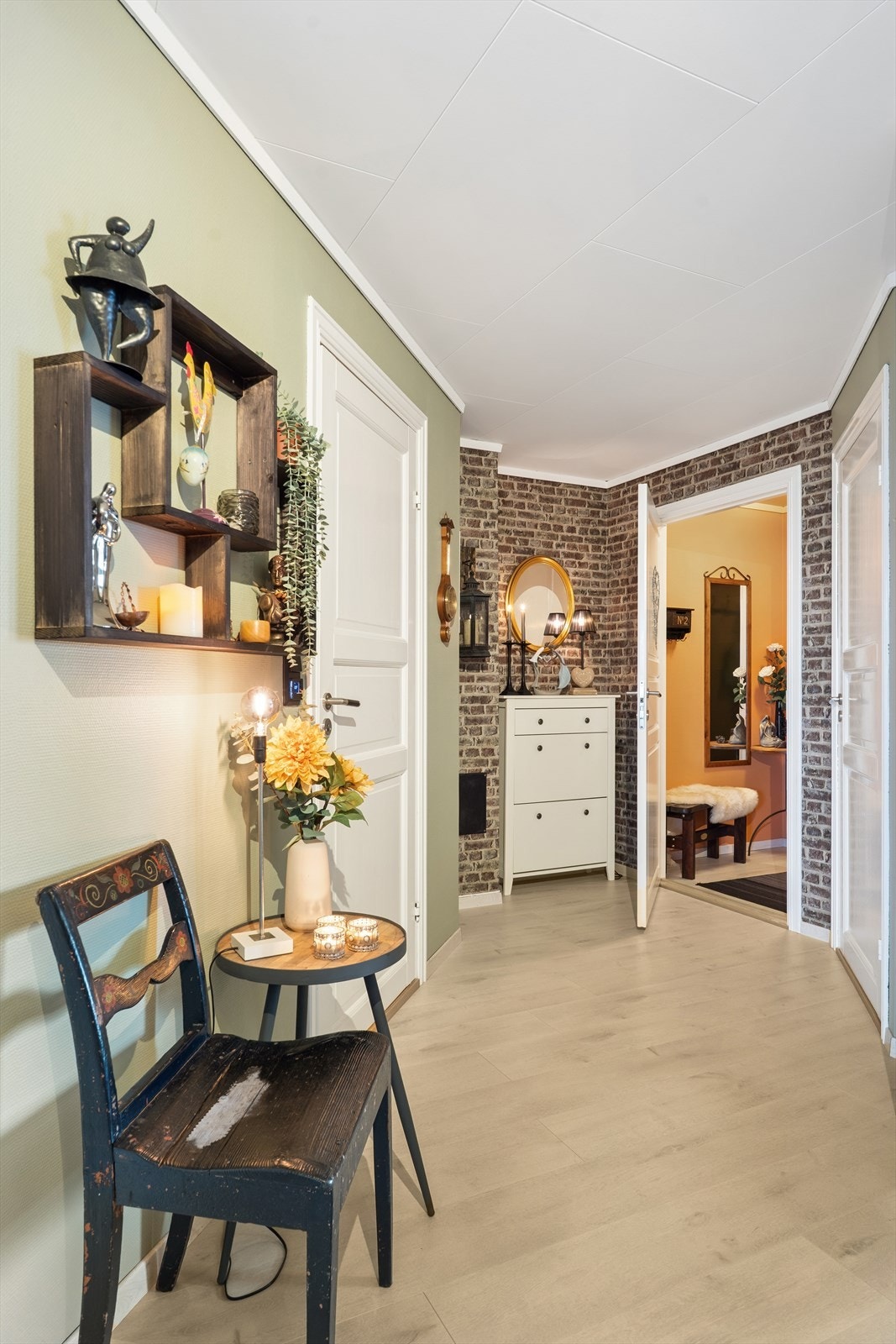 Lys og hyggelig entré/gang med plass for enkle garderobe- og opphengsløsninger. Galleribilde