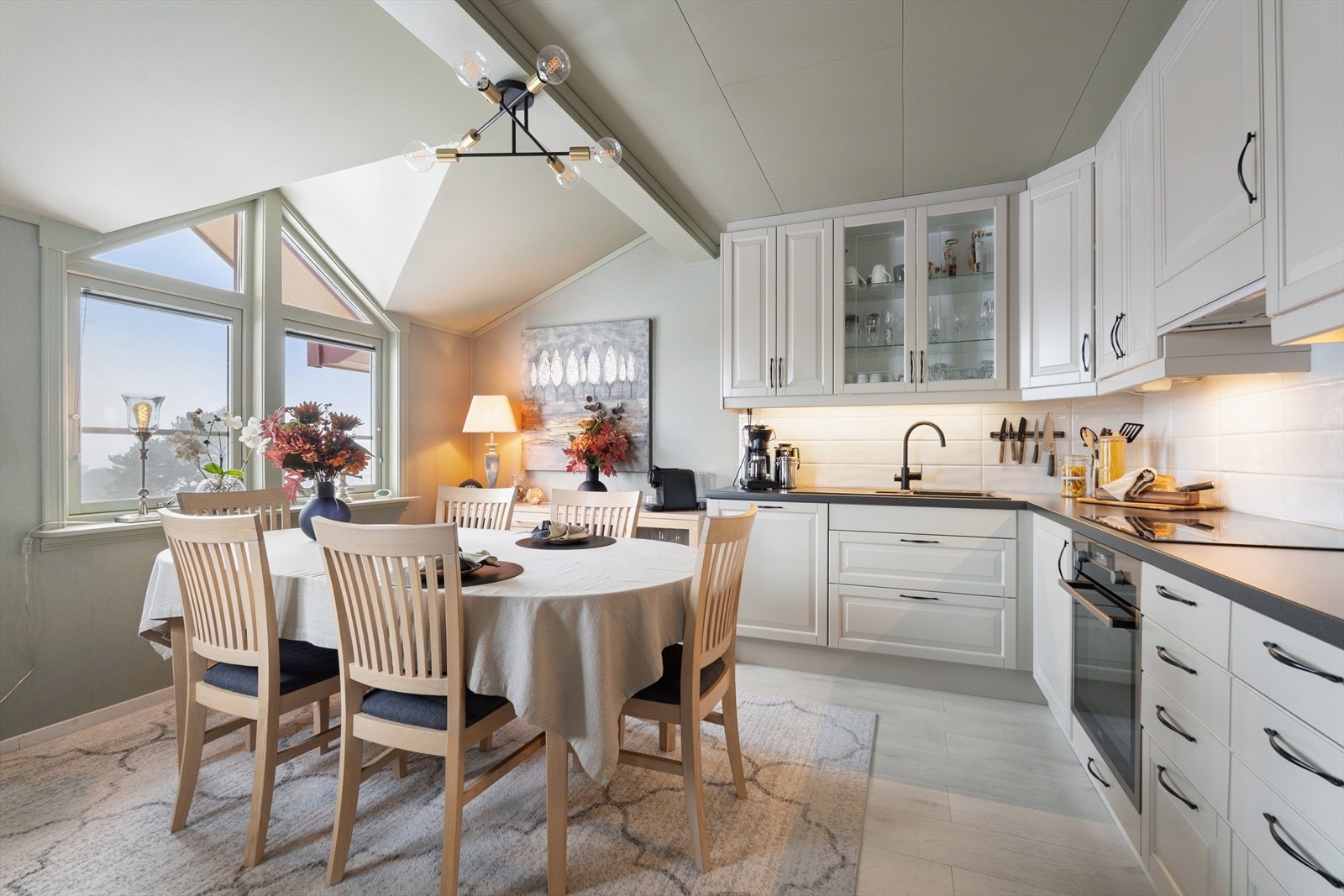 Lyst og tidløst kjøkken med alt en måtte trenge av skap-, skuff- og benkeplass. Galleribilde