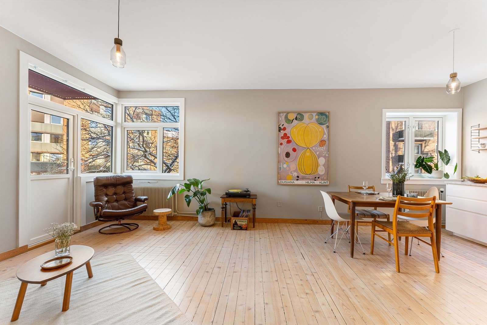 Det bodde en arkitekt i leiligheten tidligere som åpnet opp til kjøkkenet, som har gitt svært god romfølelse og en mye lysere leilighet Galleribilde