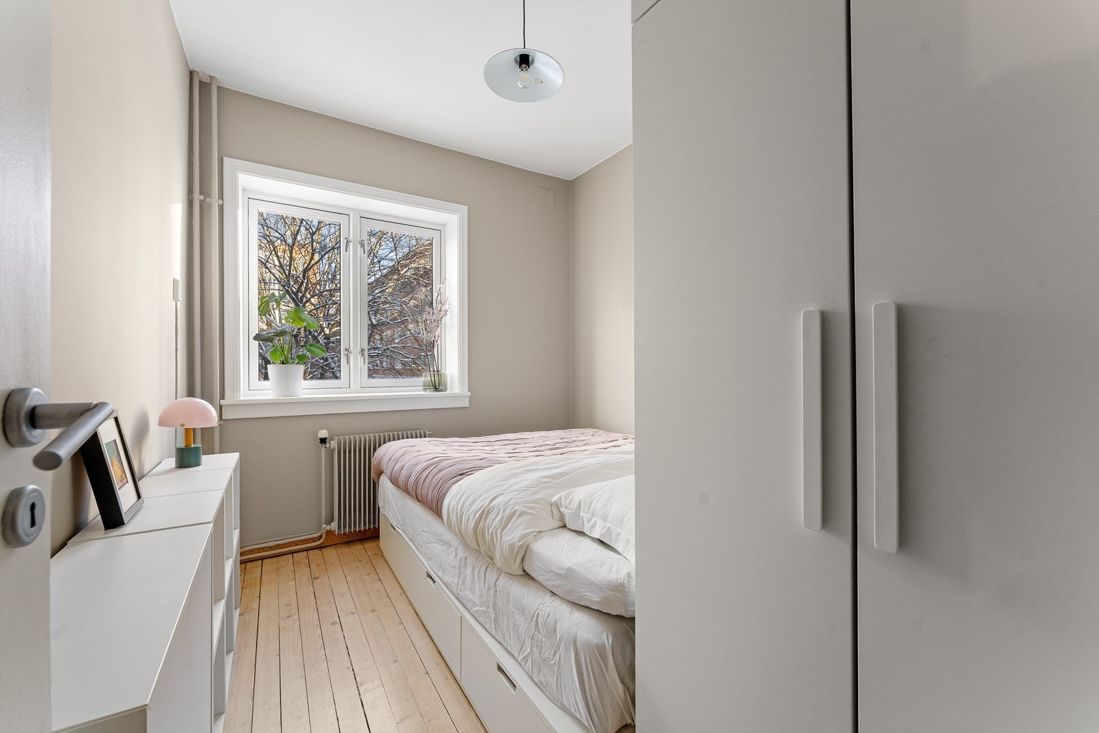 Romslig soverom med god plass til dobbeltseng Galleribilde