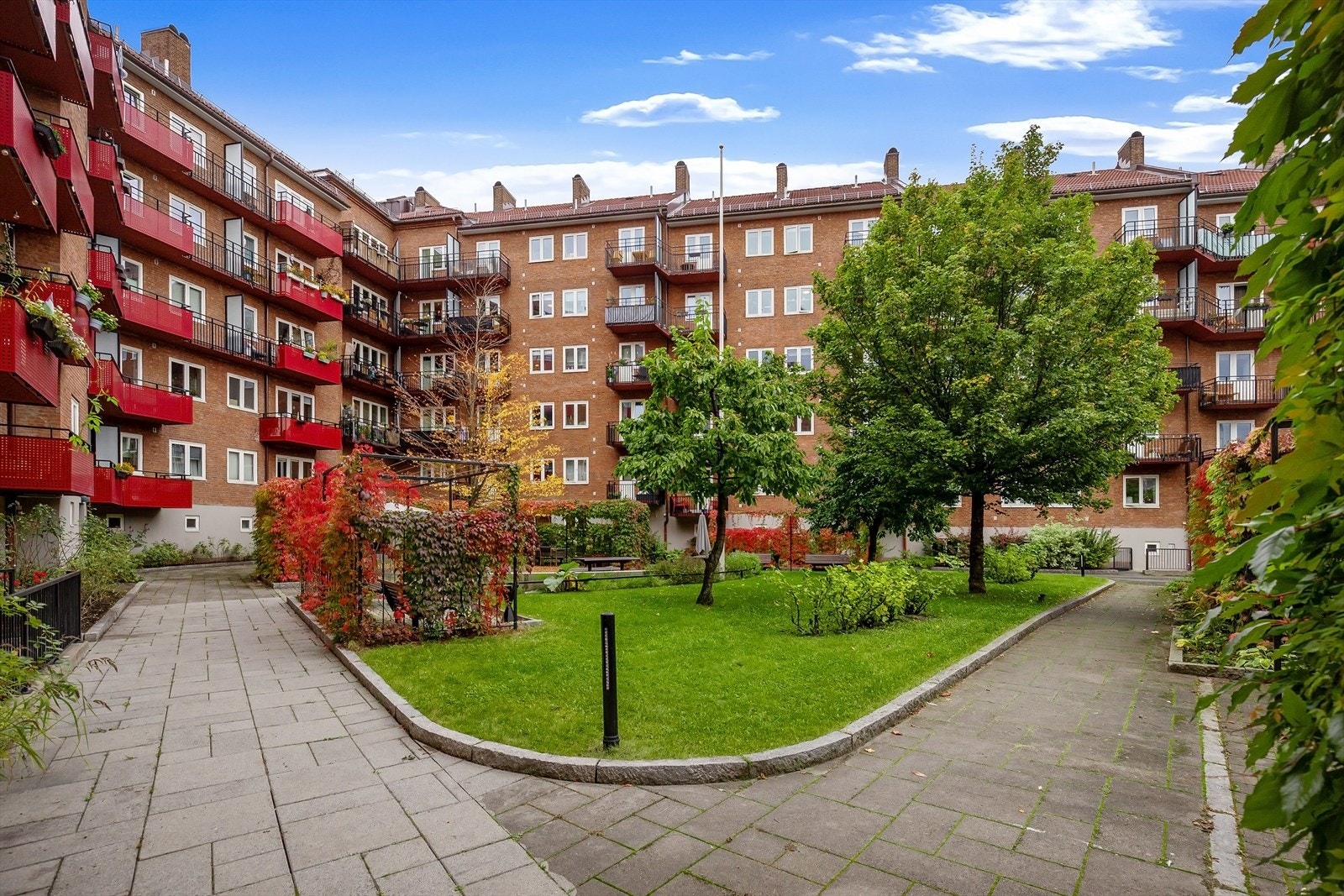 Nå følger det en serie med bilder av den nydelige bakgården! Her med bilder fra høsten. Galleribilde