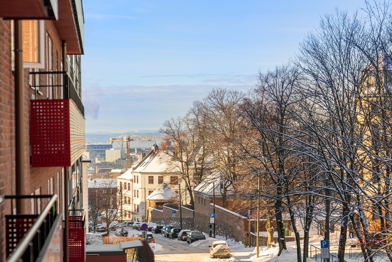 Fra balkongen er det utsikt nedover Dynekilgata og ut over Oslo - med sjøgløtt! Galleribilde