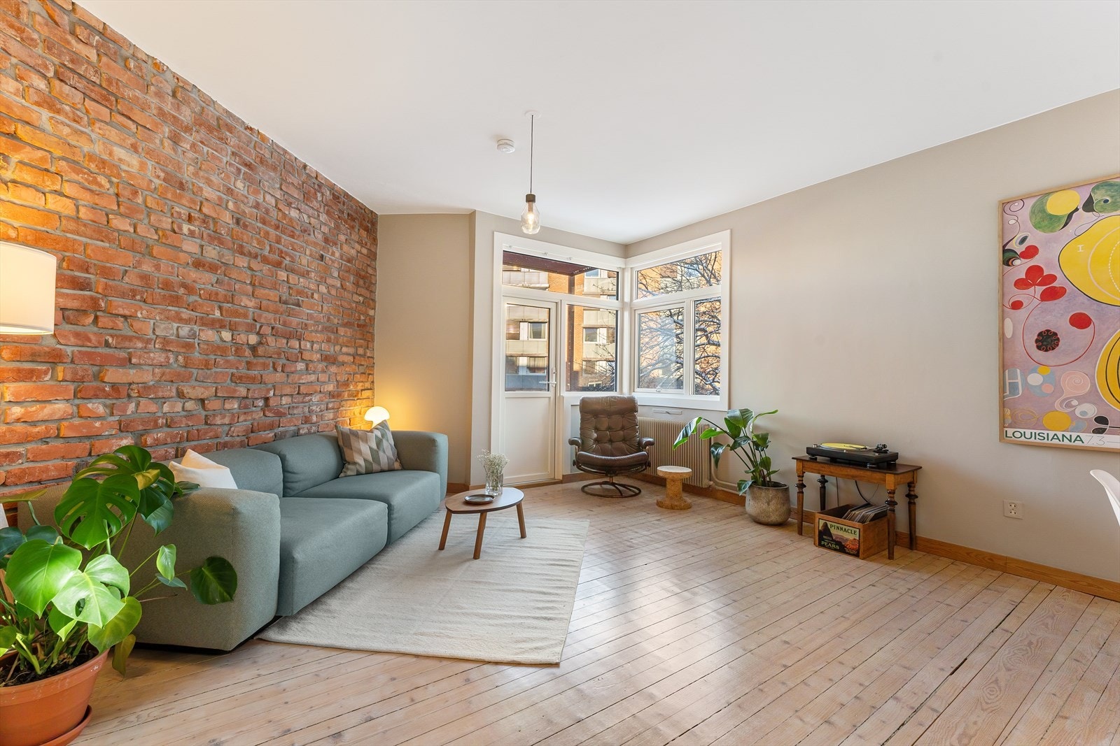 Den romslige stuen gir gode muligheter til ønsket møblering Galleribilde