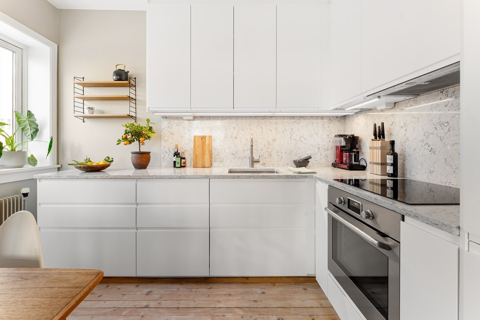 Smakfullt kjøkken fra 2023 med integrerte hvitevarer Galleribilde