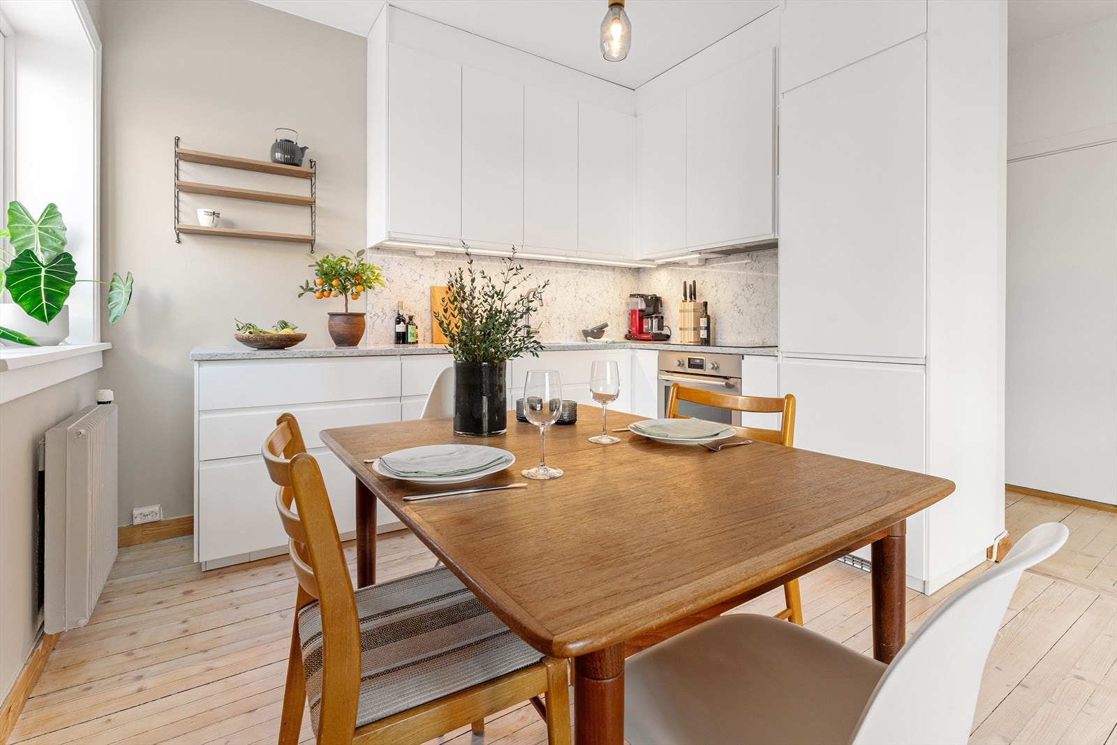 God plass til spisebord mellom stue og kjøkken Galleribilde