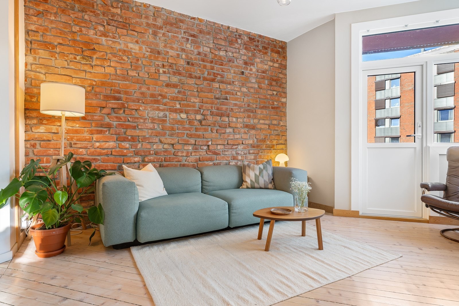 Fra stuen er det utgang til leilighetens balkong Galleribilde