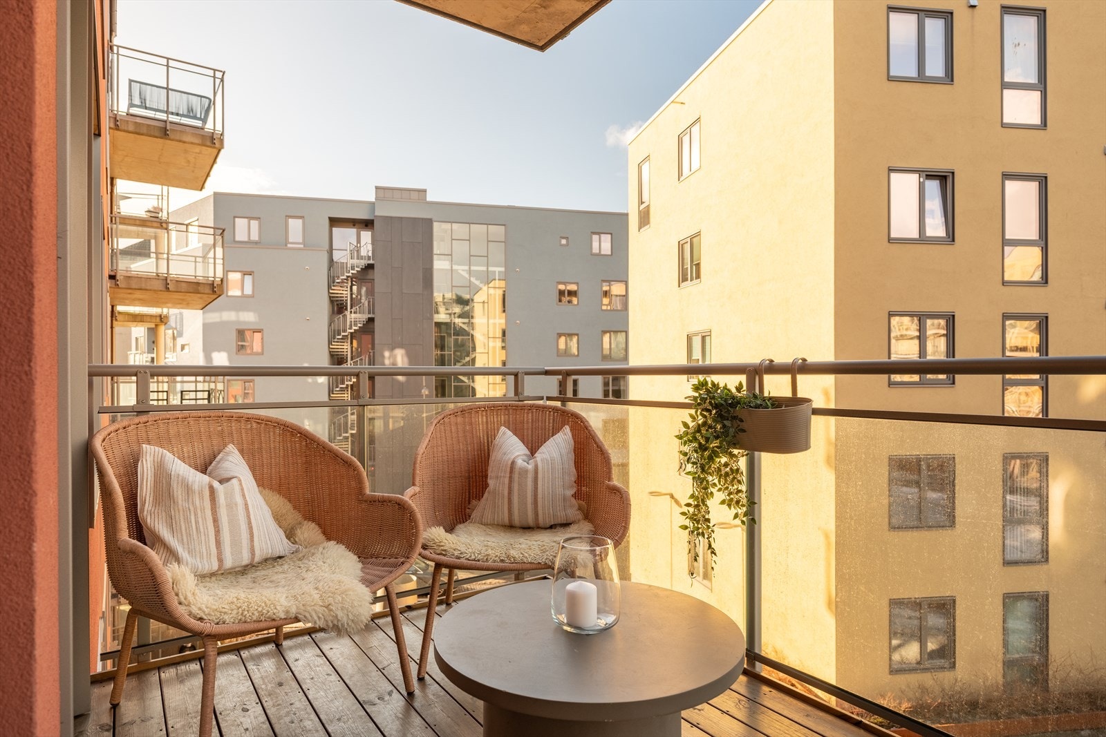 Videre er balkongen solrik med sin sørvestvendte beliggenhet. Galleribilde