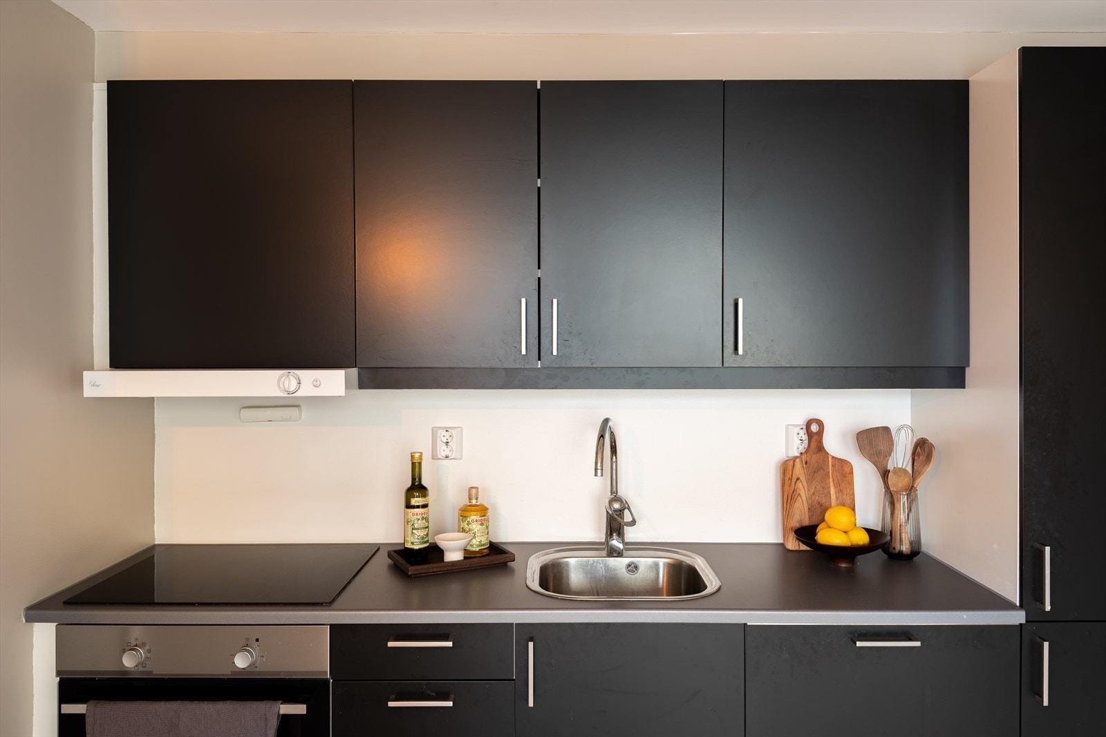 Videre har kjøkkenet integrerte hvitevarer som stekeovn, platetopp, oppvaskmaskin, servant, mekanisk avtrekk og kombikjøleskap. Integrerte hvitevarer medfølger handelen. Galleribilde