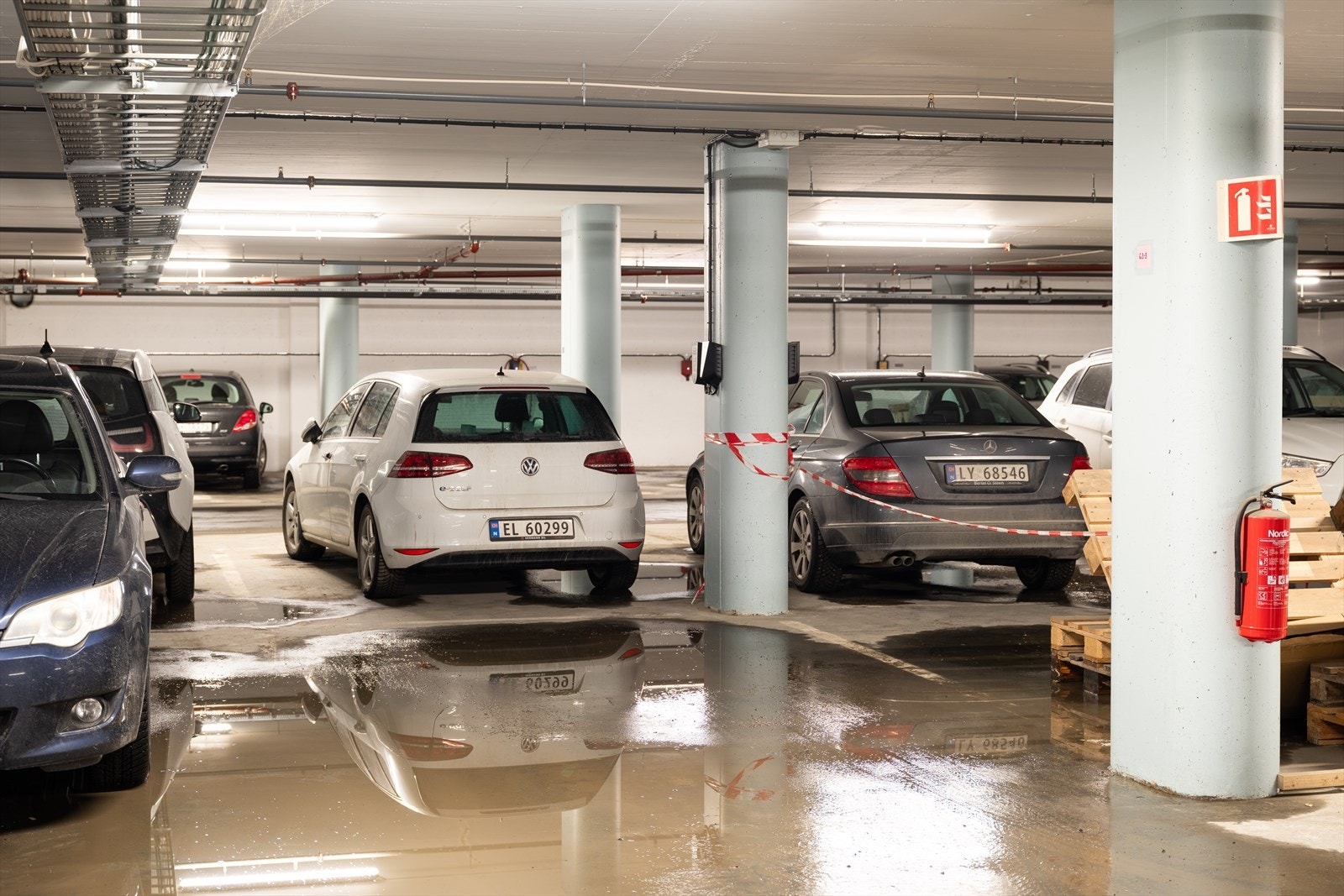 Det medfølger fast p-plass med montert elbil-lader i oppvarmet parkeringskjeller. Galleribilde