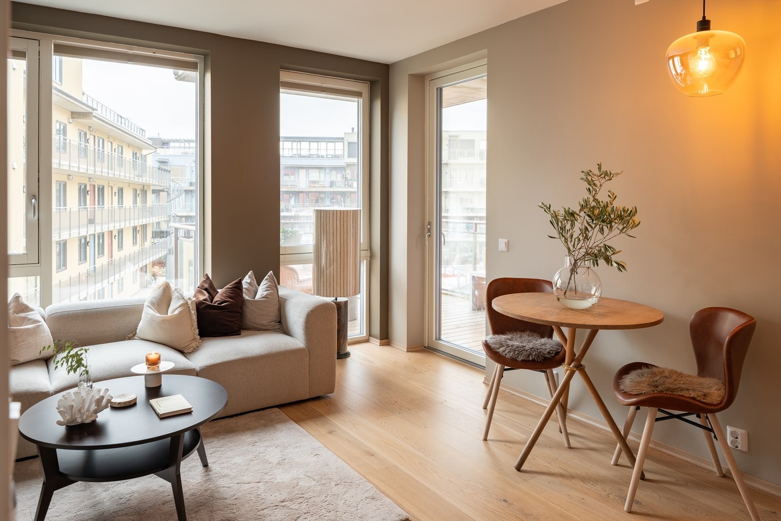 Her får du naturligvis alt av moderne kvaliteter som vannbåren gulvvarme, balansert ventilasjon og heis i bygget. Galleribilde