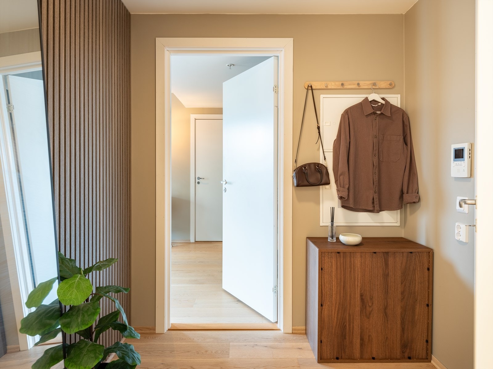 Innbydende entré målt til 4kvm - god plass til oppbevaring av både sko og yttertøy. Galleribilde