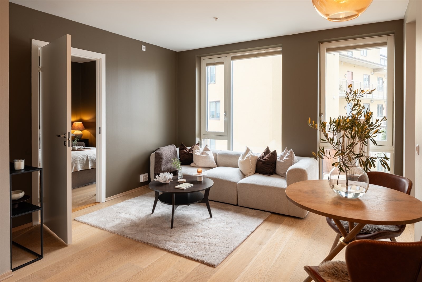 Den åpne stue - og kjøkkenløsningen er målt til 18m². Planløsningen oppleves godt utnyttet, noe som igjen resulterer i gode møbleringsmuligheter. Galleribilde