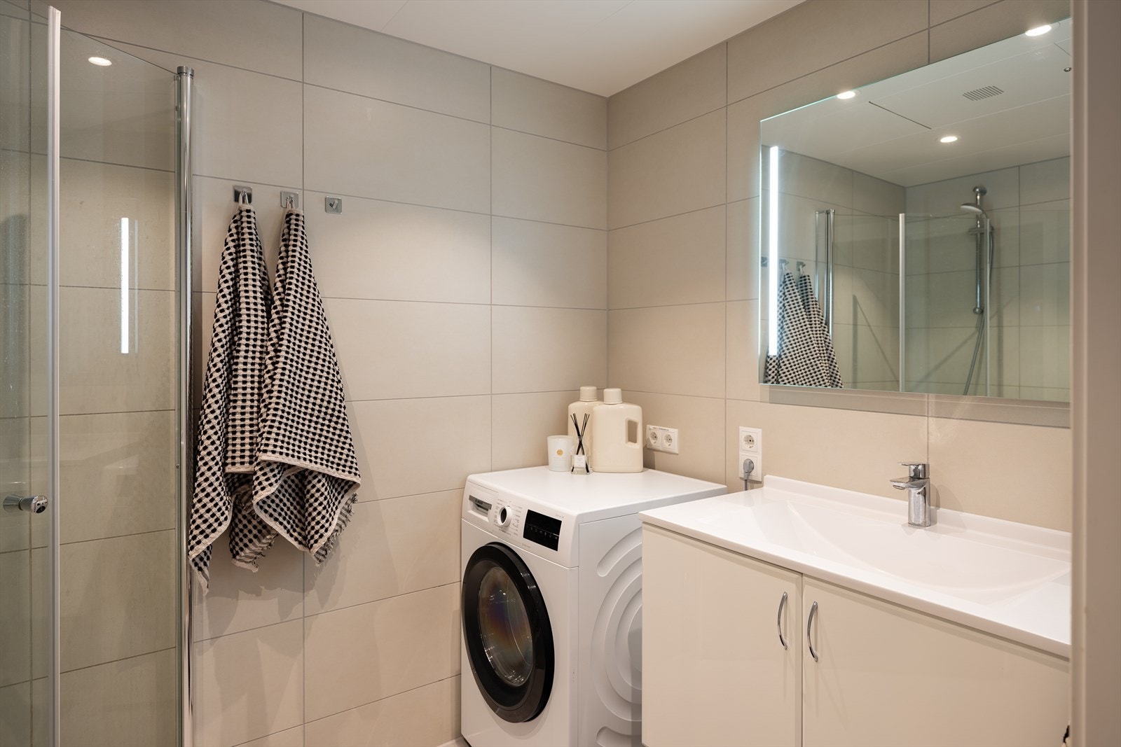 Pent og flislagt bad på 4kvm med behagelig gulvvarme som varmekilde. Galleribilde