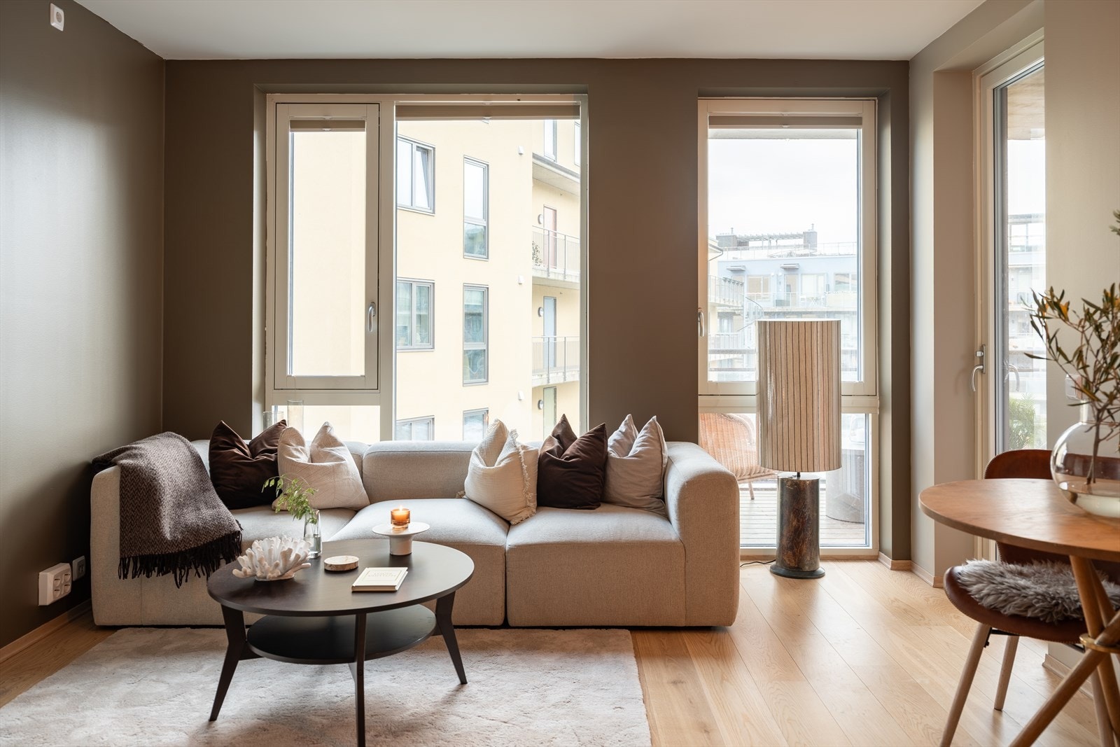 Leiligheten strekker seg over 44kvm med åpen stue- og kjøkkenløsning, to soverom, bad, entré og balkong. Galleribilde