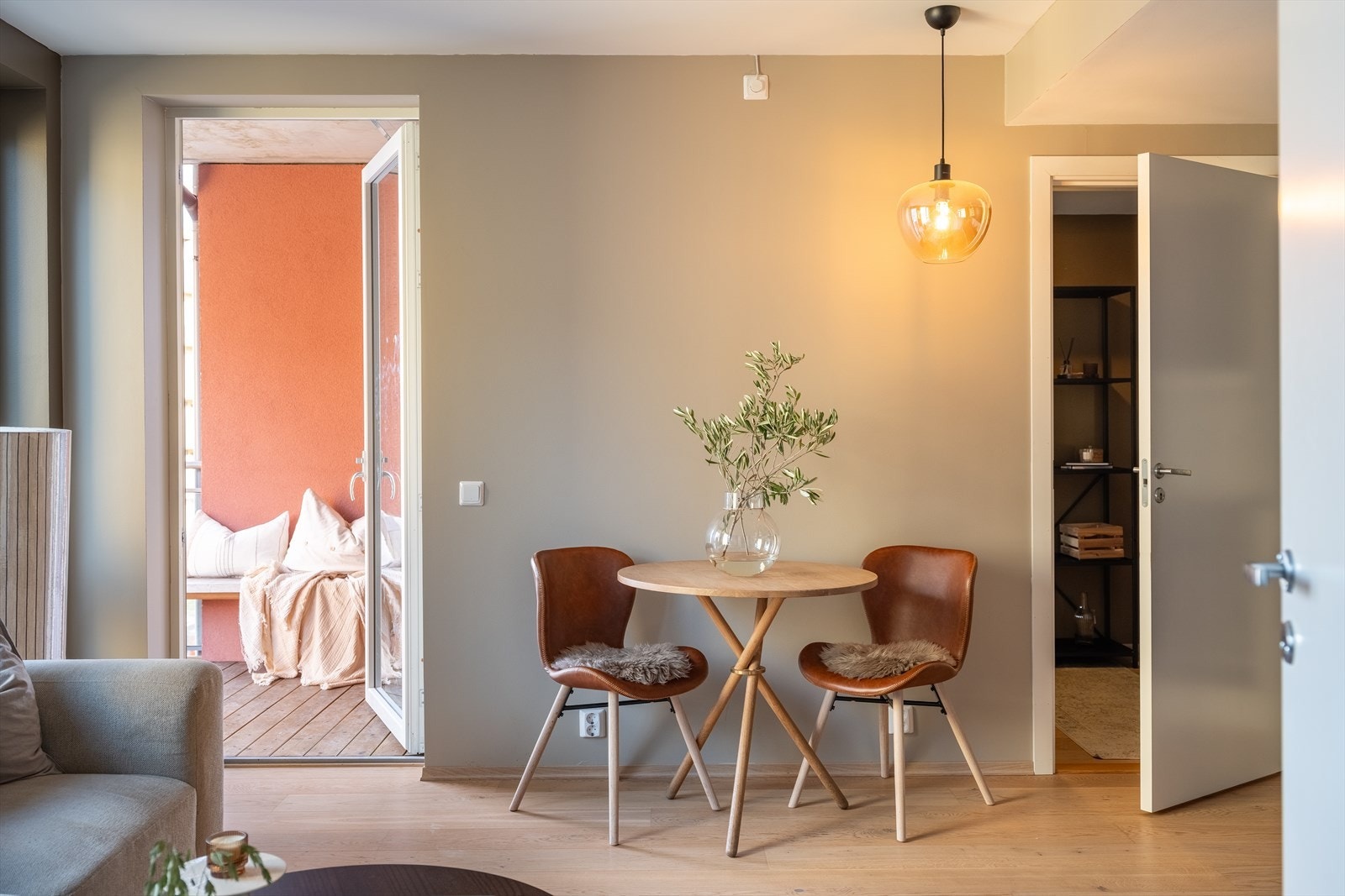 Spisebordet får sin naturlige plassering mellom sofakroken og kjøkkenet. Galleribilde