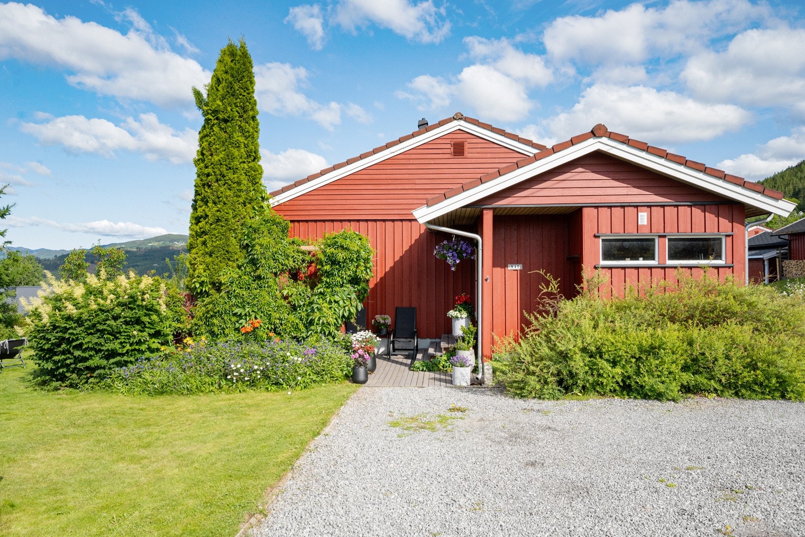 Biloppstillingsplass på eiendommen og boligen disponerer garasjeplass i rekkebebyggelse nord for boligen. Galleribilde