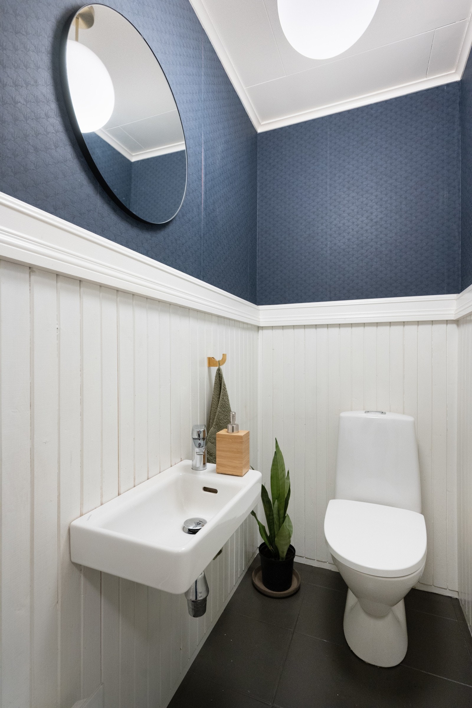 Separat toalettrom - Overflater ble pusset opp, og det ble montert ny servant og toalett i 2020 Galleribilde