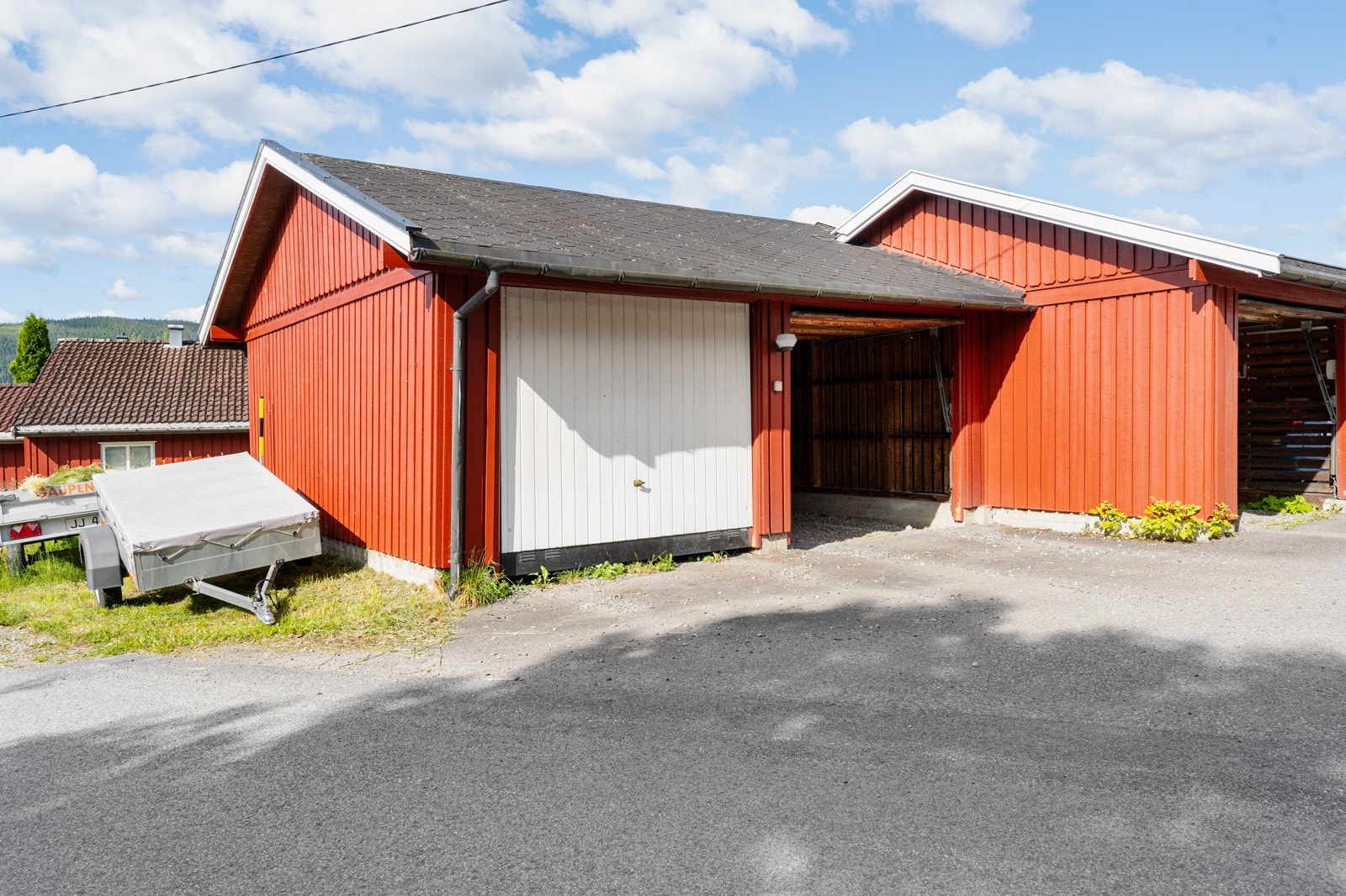 Garasjeplass i felles garasjerekke som ligger ovenfor boligen Galleribilde