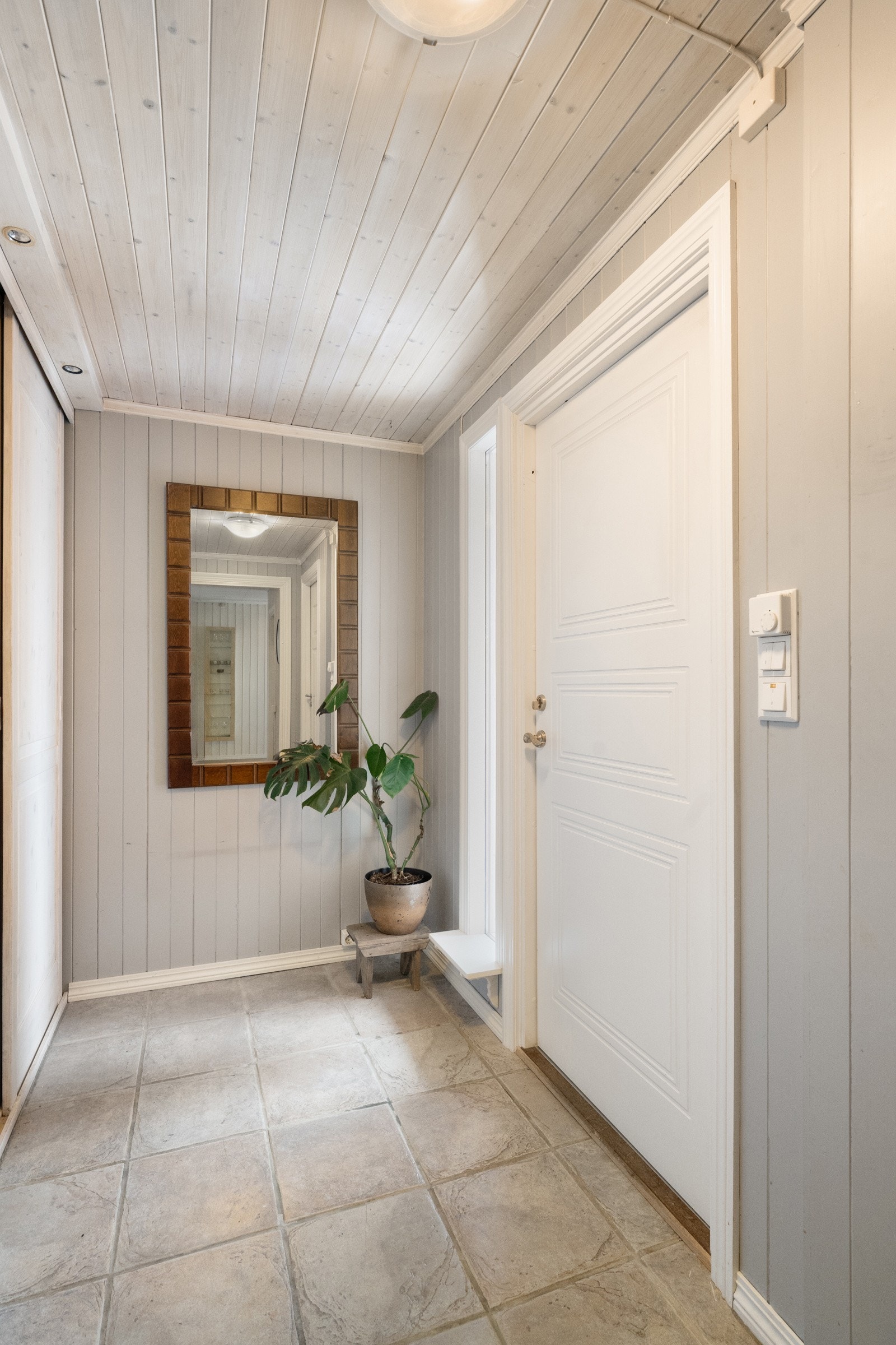 Romslig og praktisk entré med flislagt gulv, hvor ca. halve gulvflaten har gulvvarme som gir behagelig komfort på kalde dager. Galleribilde