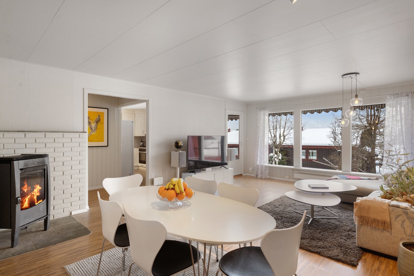 Fra stuen er det utgang til terrasse. Galleribilde