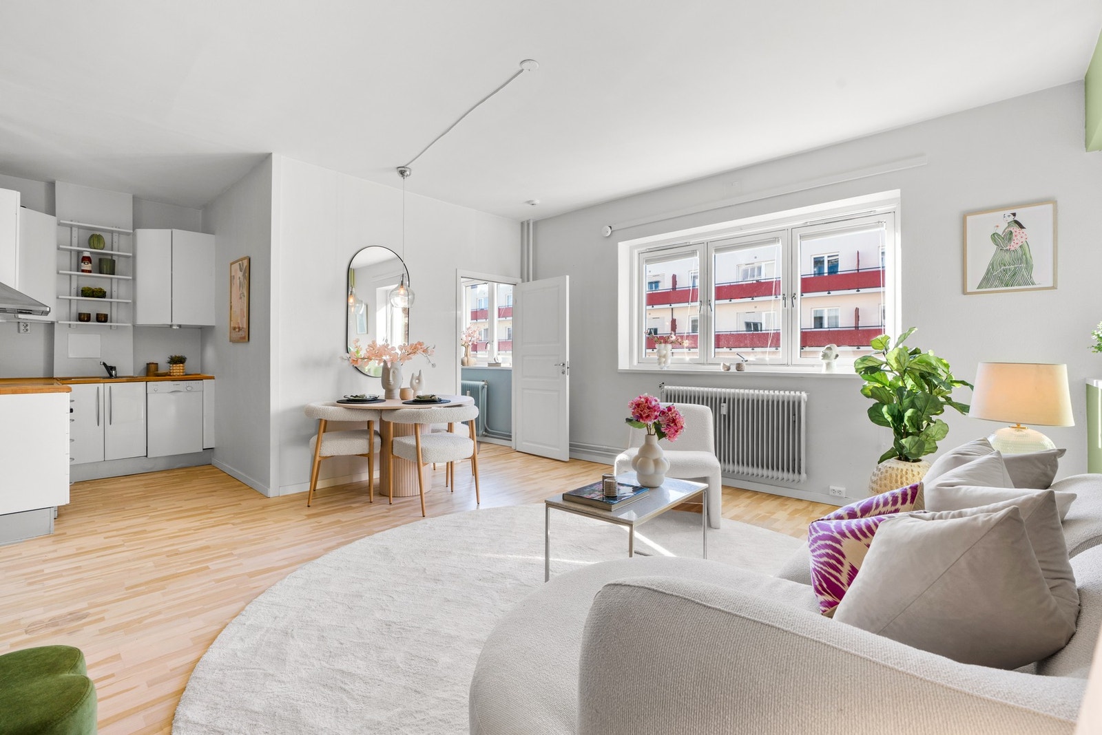 Sinsenveien 26 er en lys og pen 2-roms med arealeffektiv planløsning. Sentral og tilbaketrukket beliggenhet. Galleribilde