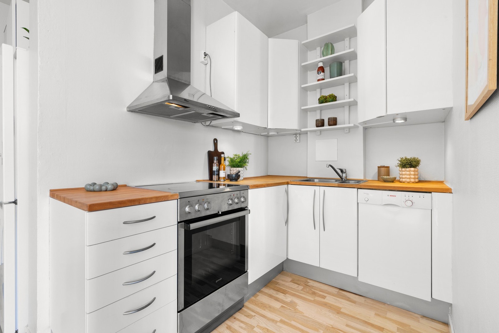 Kjøkkenet er utstyrt med opplegg for oppvaskmaskin, frittstående kjøle/-frysekap (i sonen mot gangen) og med komfyr. Det er ventilator med kullfilter over kokesonen. Galleribilde