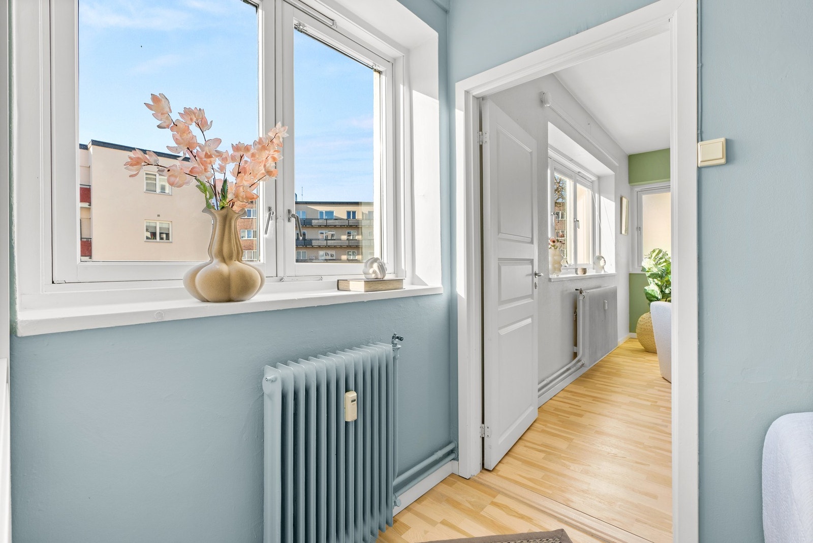 Rommet får godt med naturlig lysinnslipp via stor vindusflate. Galleribilde