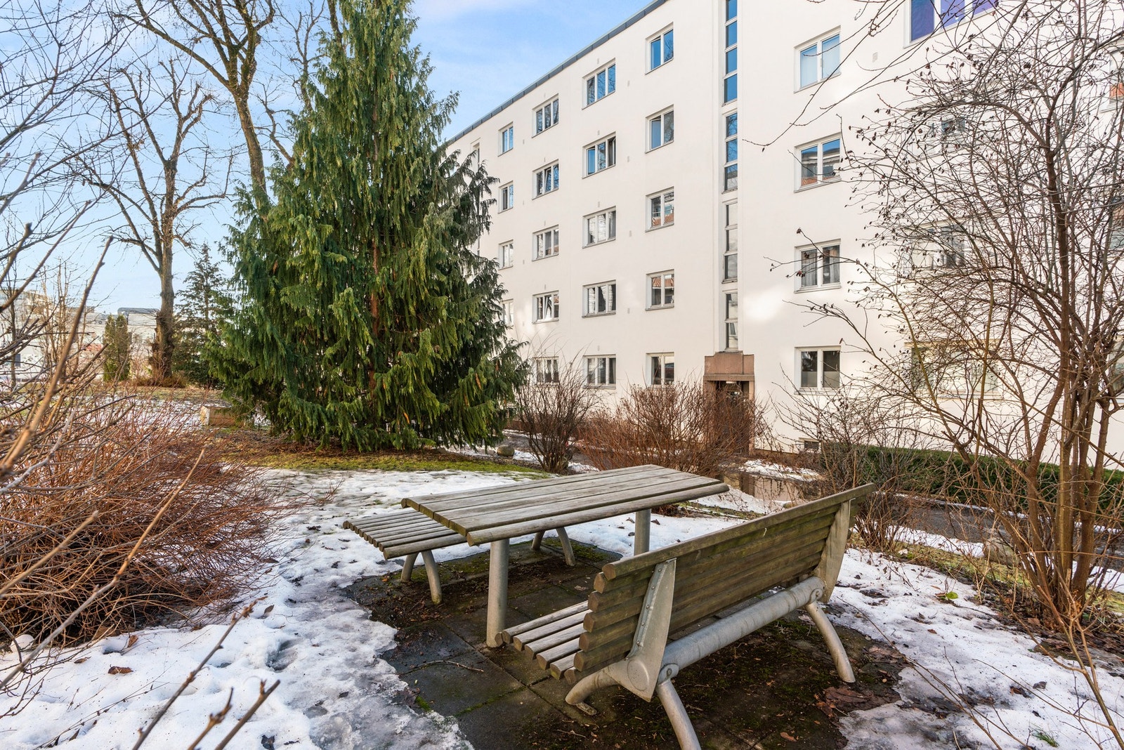 Sameiet består av 94 seksjoner, og fellesområdene er pent opparbeidede med plenarealer, beplantning og sittegrupper. Galleribilde