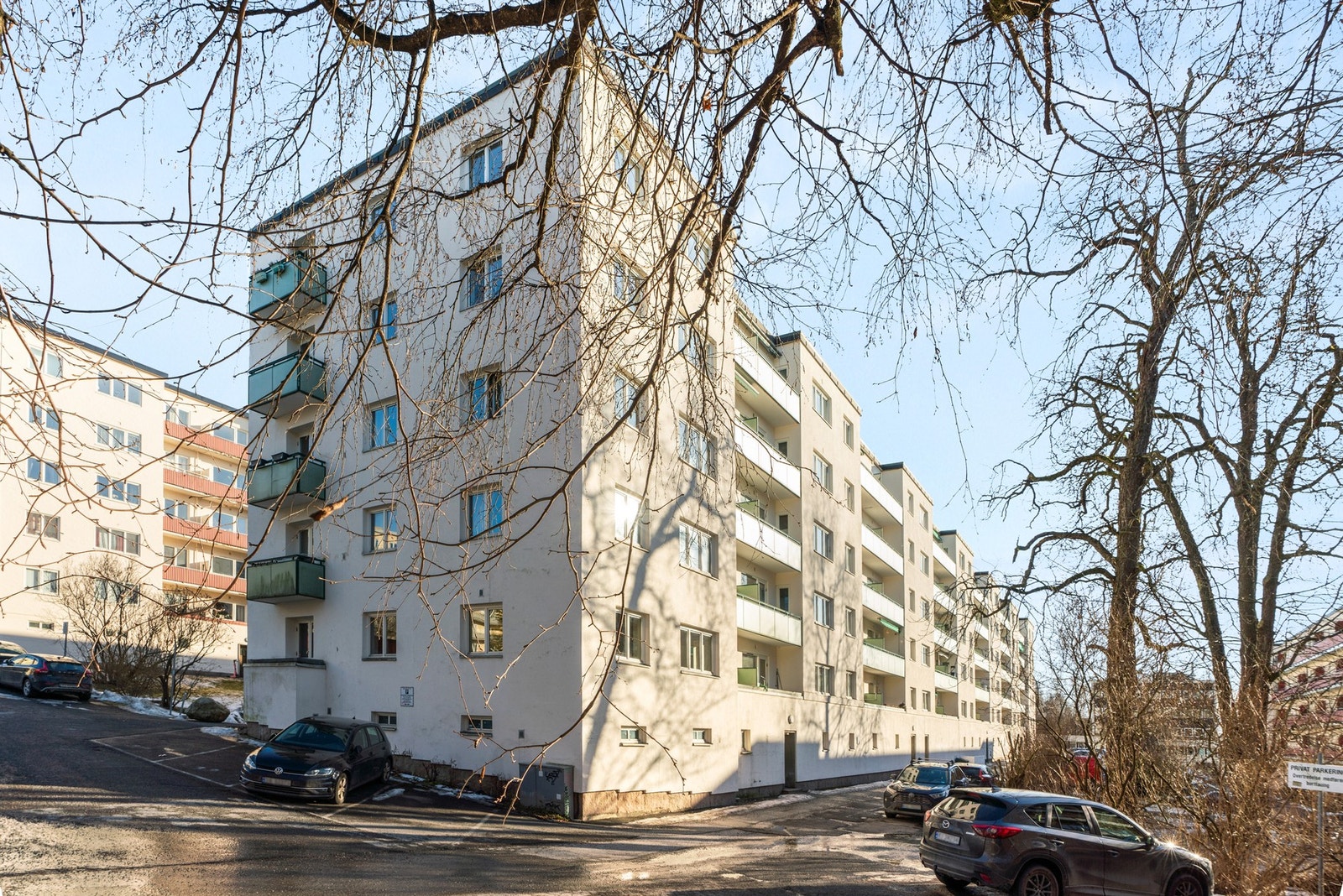Sameiet disponerer 40 parkeringsplasser for utleie til beboerne i sameiet. Sameiet har også noen gjesteplasser. Galleribilde