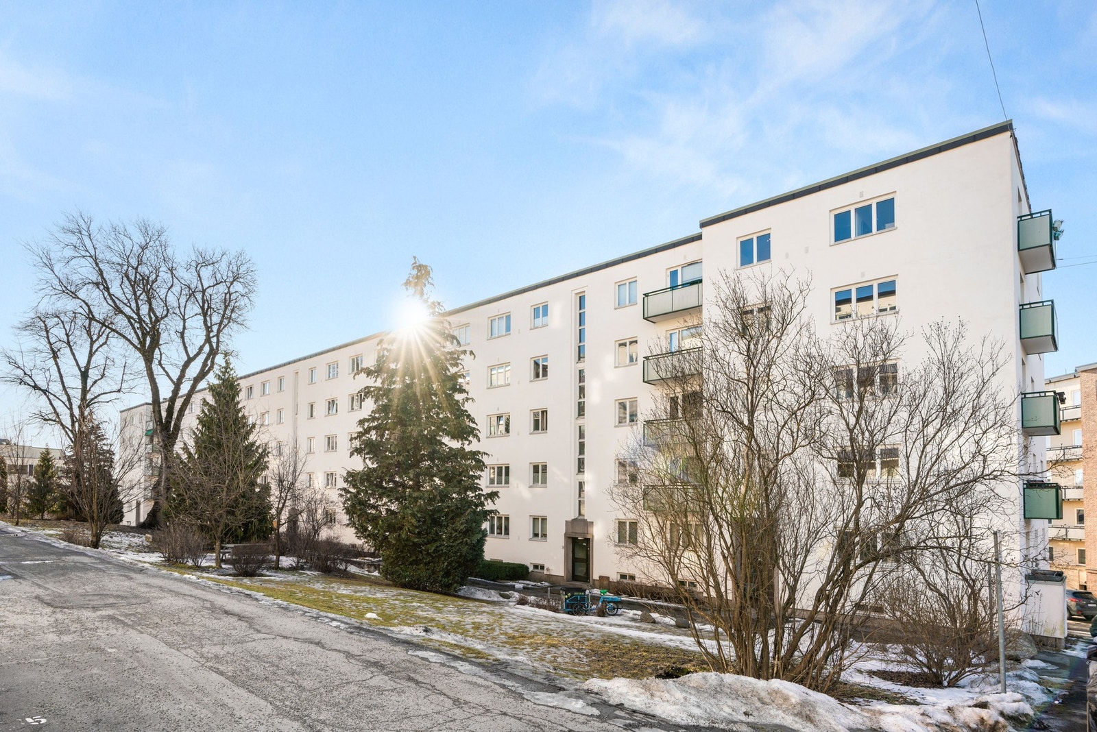 Leiligheten ligger fint plasser i byggets andre etasje, og boligen har en attraktiv og fredelig beliggenhet i et veletablert boligområde på Sinsen/Rosenhoff i Galleribilde