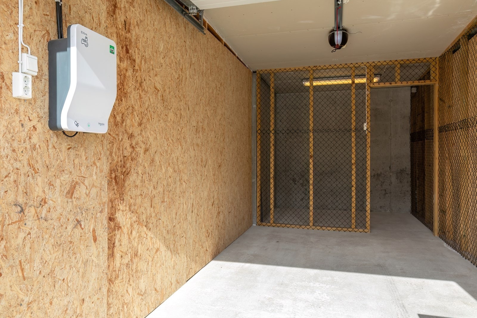 Garasje med elbil lader og bod Galleribilde