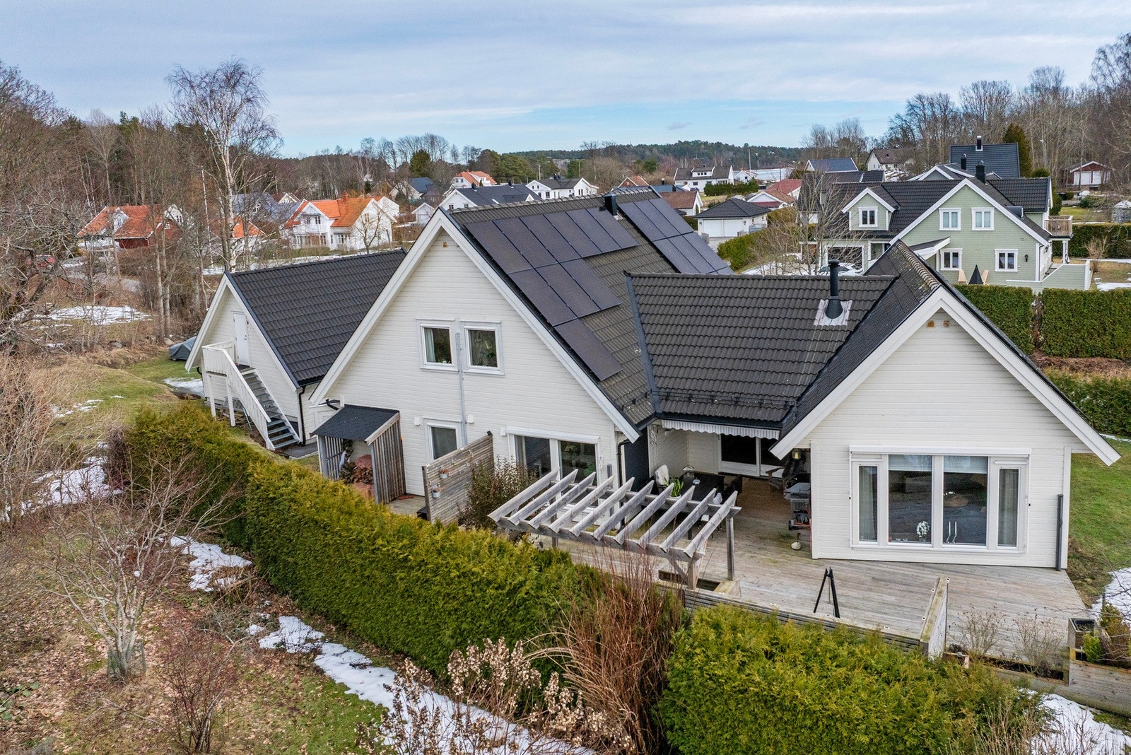 Taktekkingen er av betongtakstein. Taket er besiktiget fra bakkenivå.
Det er montert solcellepanel på deler av taket i 2022/23. Galleribilde