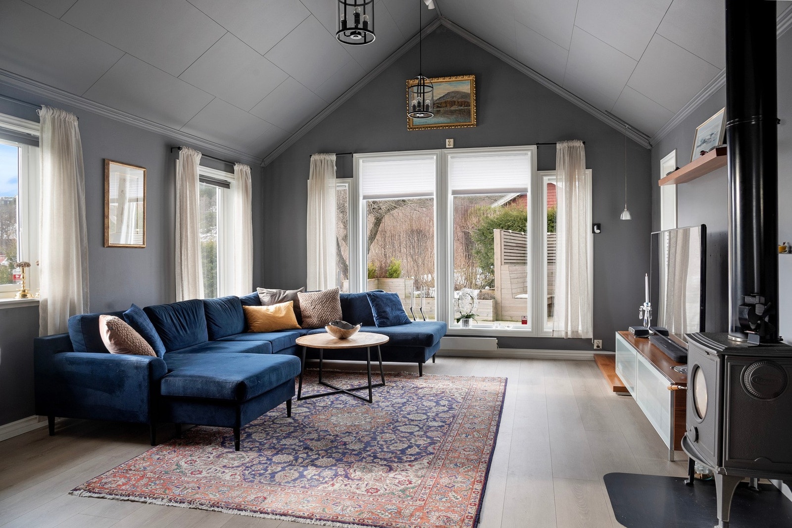 Innvendig er det gulv av parkett, laminat og fliser. Galleribilde