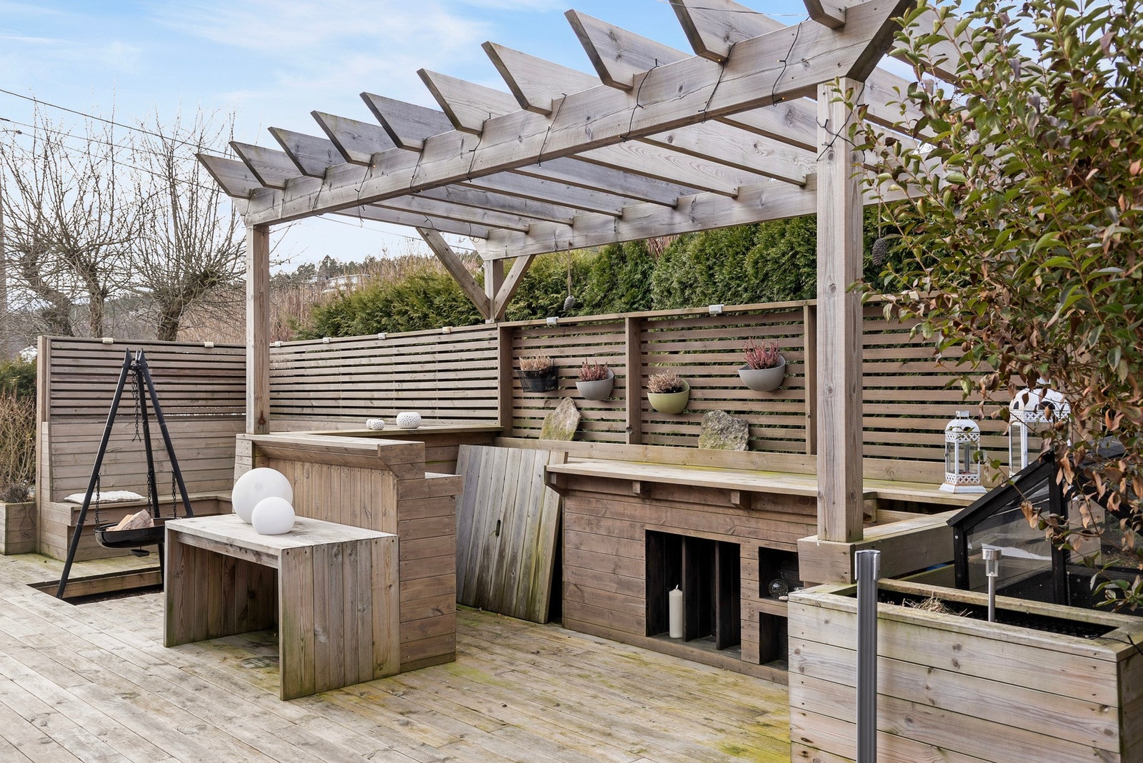 Terrasse ut for utvendig bod mot vest bygget ny i 2025. Galleribilde