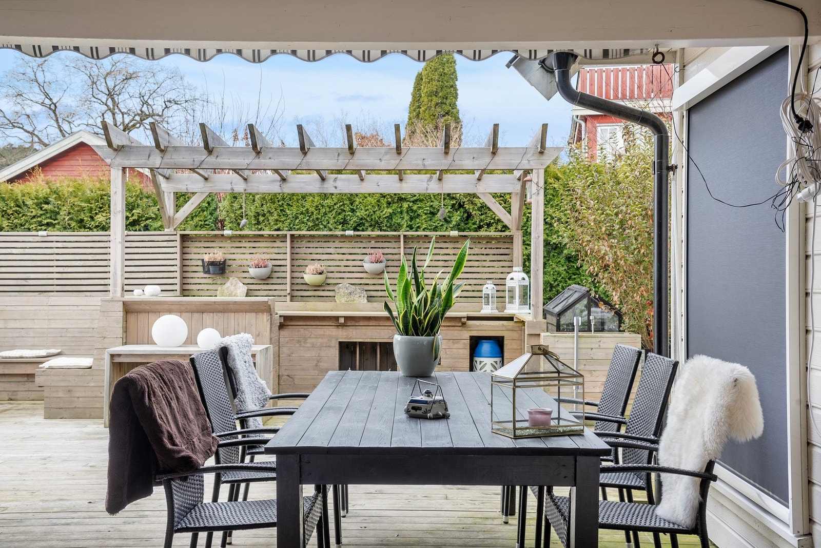 Terrasse ut for stue mot vest på bakkeplan av impregnerte
materialer. Galleribilde
