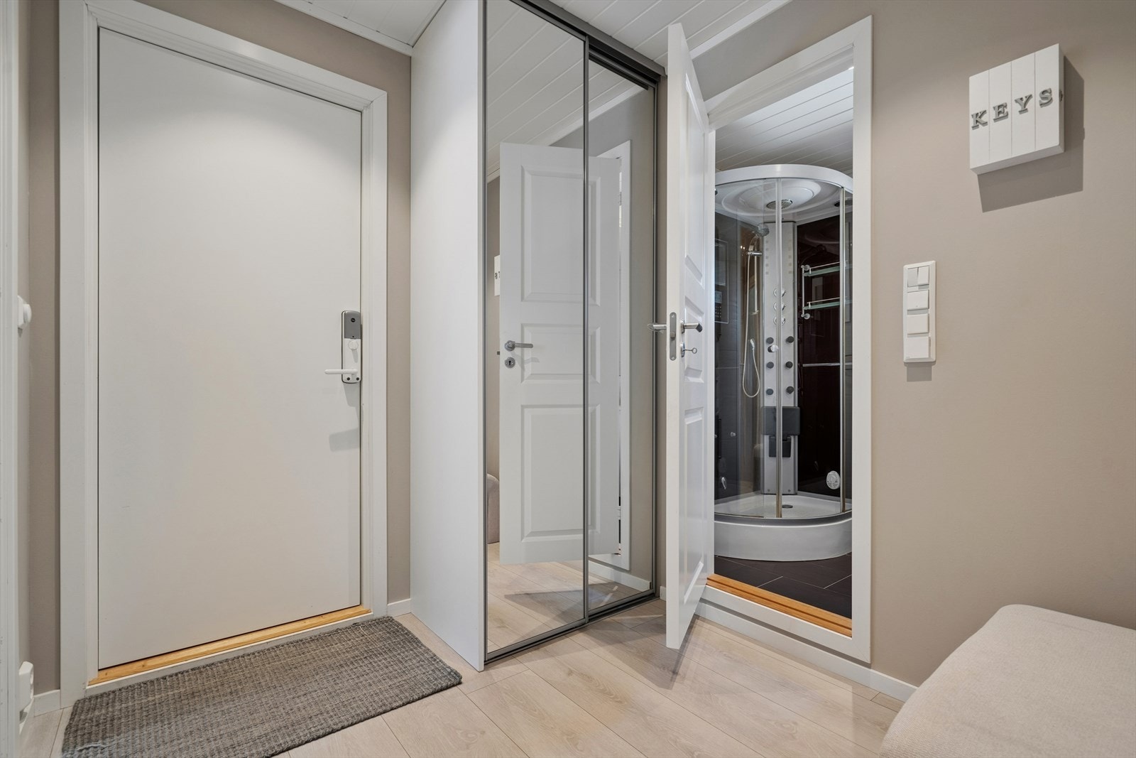 Inngangsdøren er utstyrt med kodelås som gir nøkkelfri tilgang - Du ønskes velkommen inn i en lys og hyggelig entré utstyrt med skyvedørsgarderobe Galleribilde