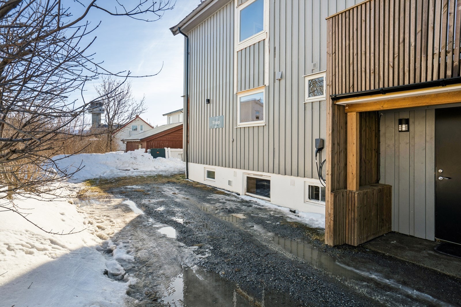 Det medfølger fast utvendig parkeringsplass utstyrt med lader for elbil - Det er adkomst via felles overbygget inngangsparti og trappegang Galleribilde