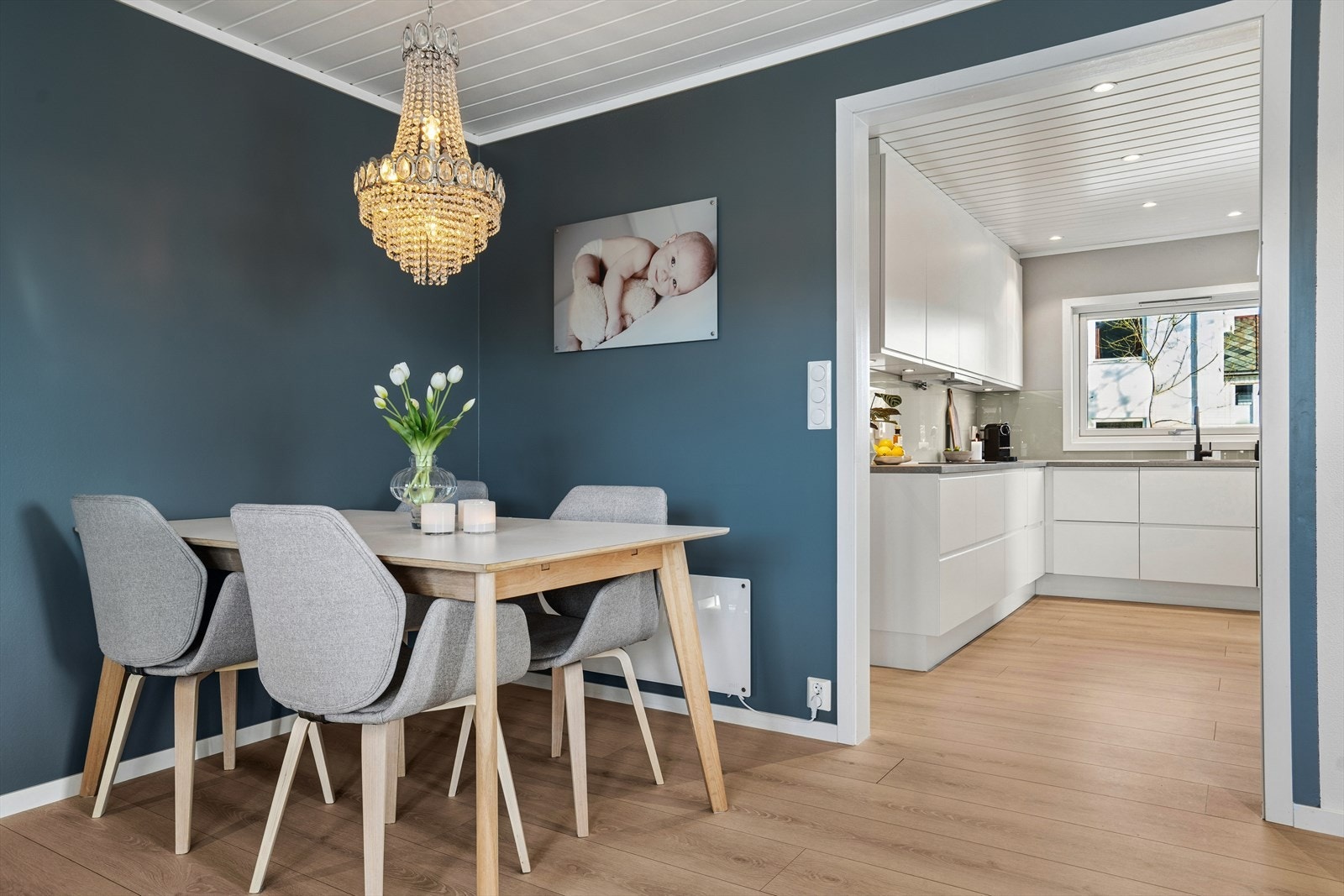 Spisestuen ligger praktisk plassert like ved inngangen til kjøkken og byr på god plass til spisebord til 4 personer - Lysekrone medfølger salget Galleribilde