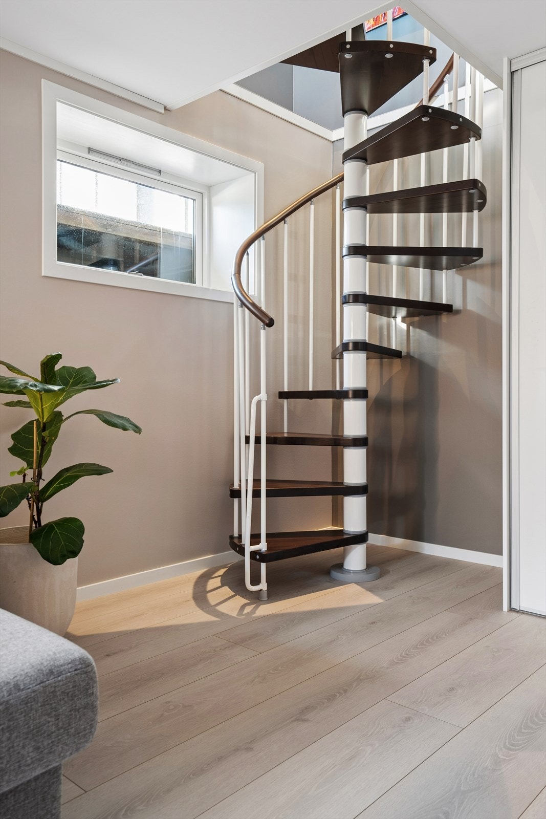 Det er trapp ned fra stuen til kjelleren Galleribilde