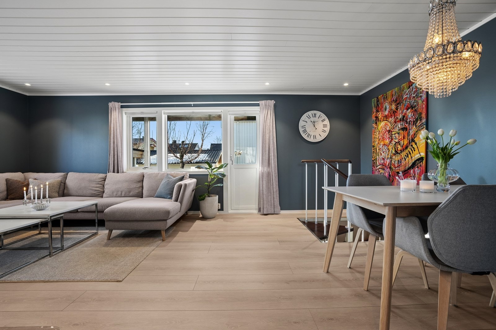 Rommet har en fin planløsning med plass til både sofakrok og spisegruppe - Det er flere store vindusflater som skaper en luftig atmosfære Galleribilde