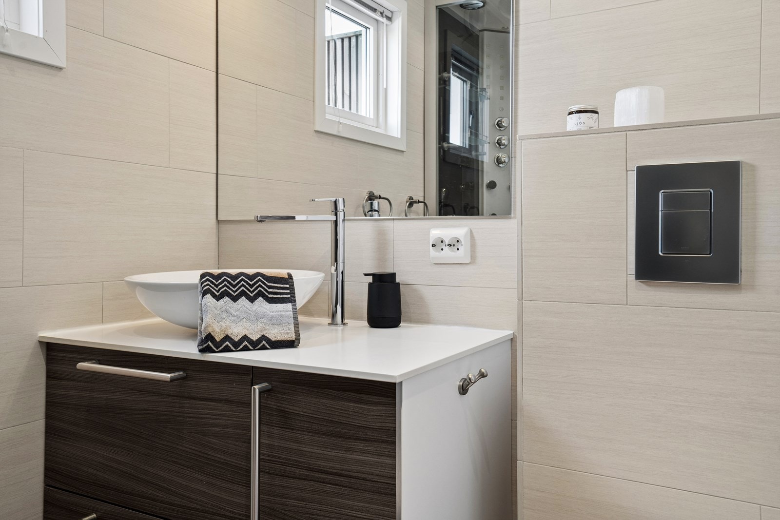 Innredningen består av servant med skuffer/skap under og stort vegghengt speil over Galleribilde