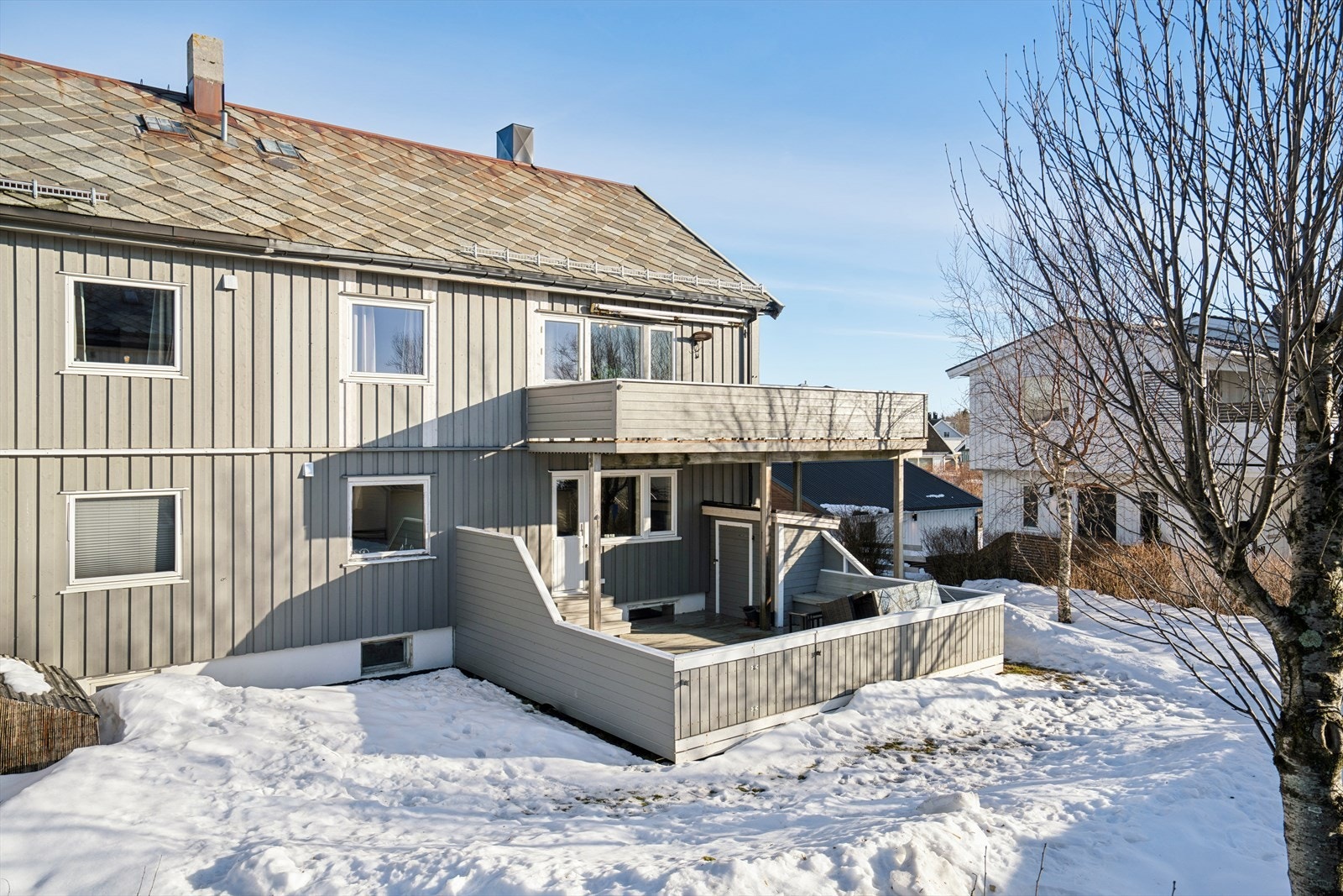 Sameiet har felles hage med diverse beplantning Galleribilde