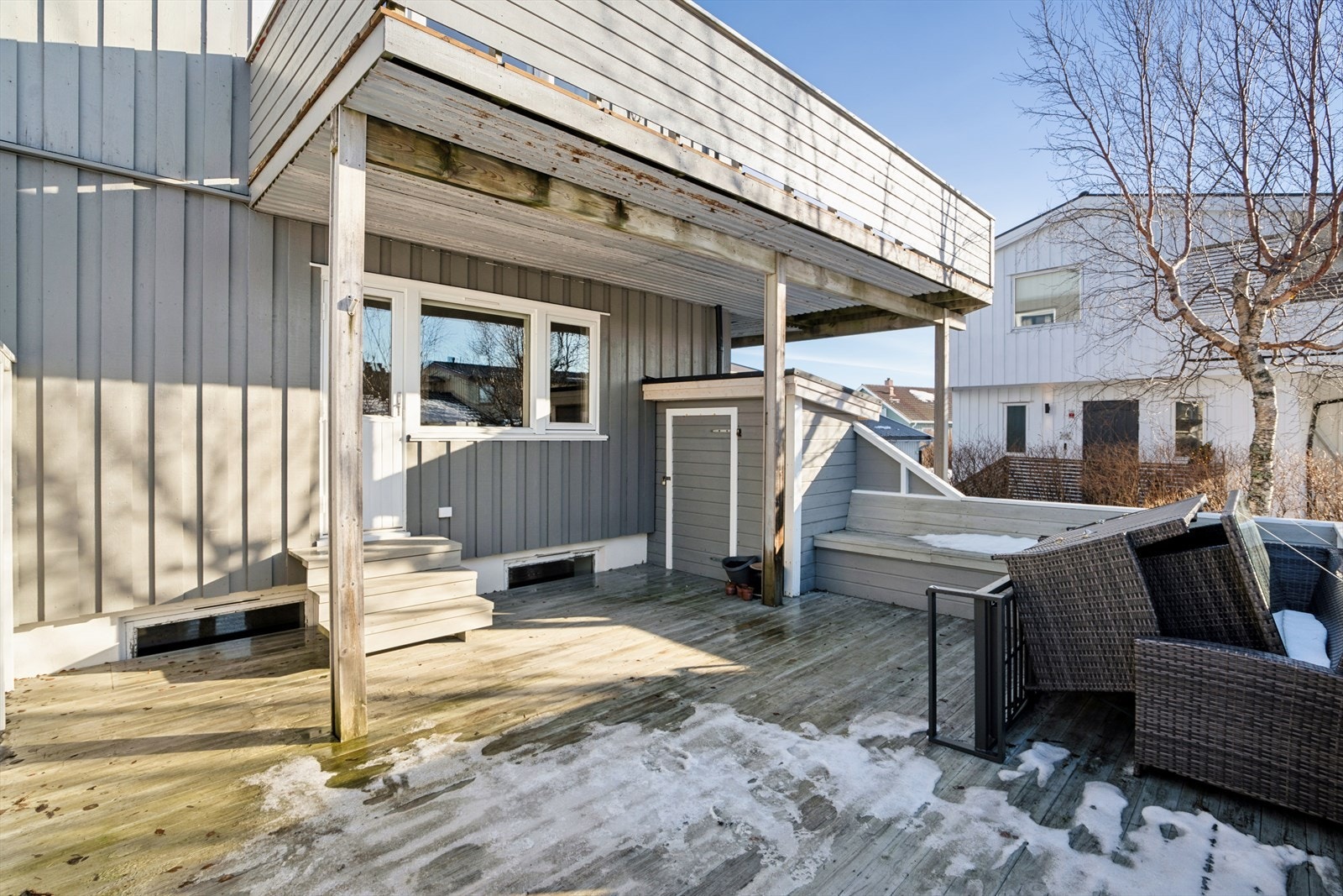 Terrassen er delvis overbygget og det er etablert et enkelt skur som er perfekt for bl.a. lagring av ved Galleribilde
