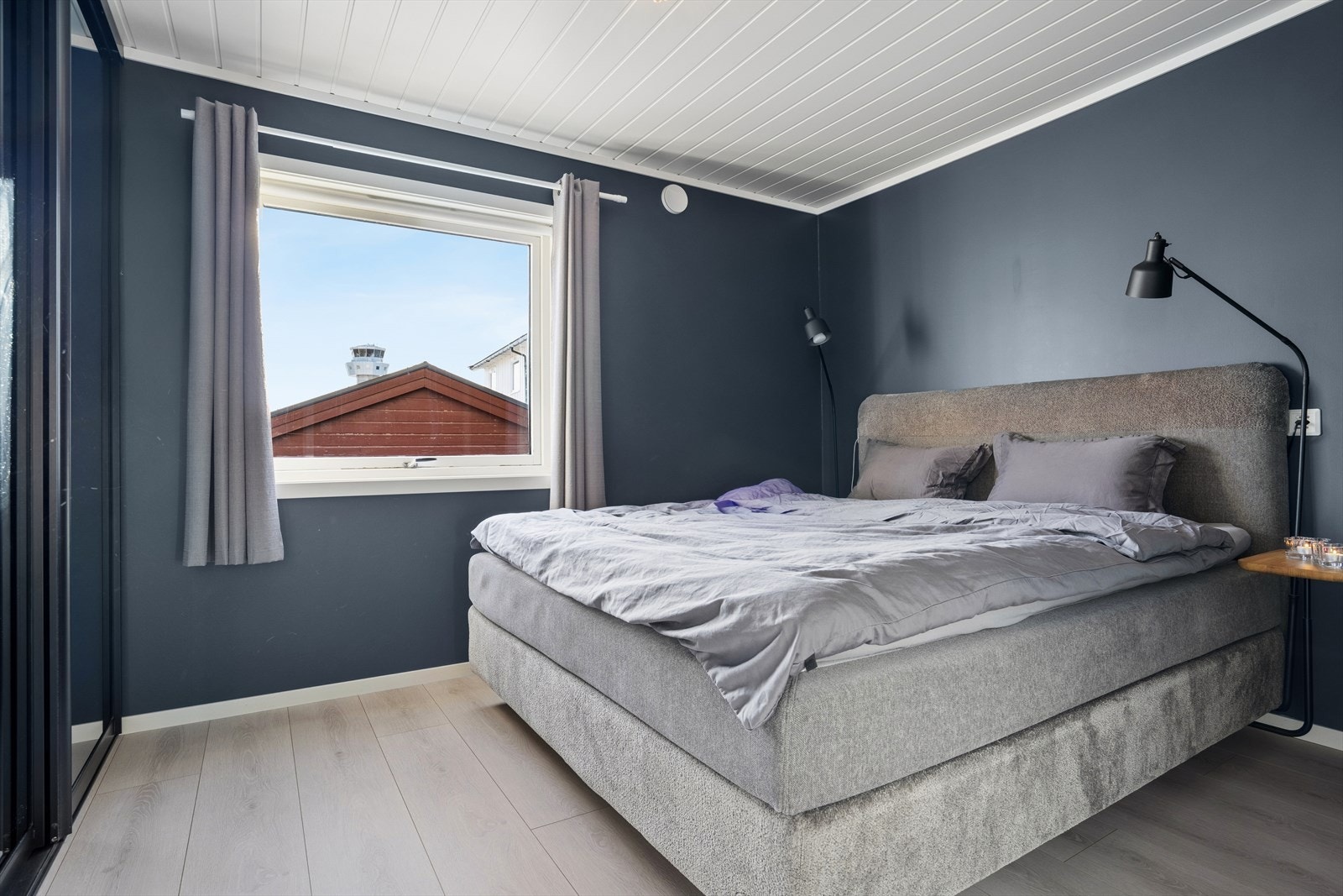 Soverom I - Hovedsoverommet (modernisert i 2019) er malt i en dempet farge, byr på god plass til dobbeltseng og er utstyrt med skyvedørsgarderobe Galleribilde