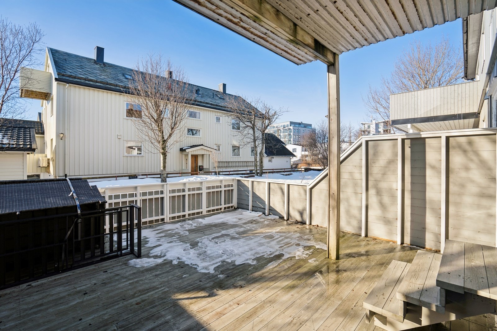 Den sørvest-vendte terrassen er på hele 30 m², noe som gir rikelig plass for utemøbler Galleribilde