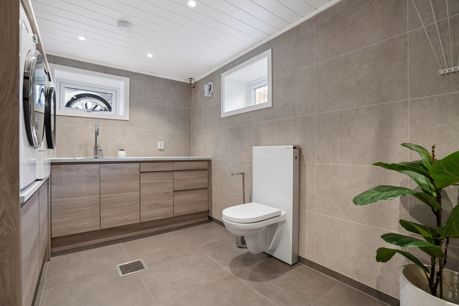 Vaskerom ble oppgradert i 2021 - Det er flislagte overflater i moderne fargetoner Galleribilde