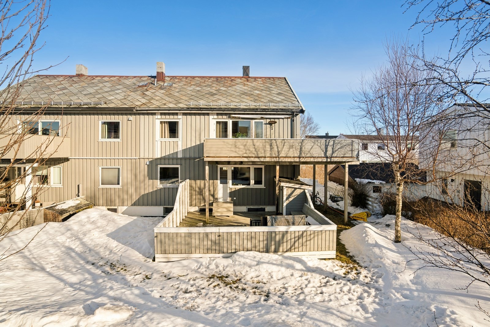 Leiligheten ligger fint plassert i 1. etasje, godt tilbaketrukket fra hovedveien, med utgang fra stuen til en stor solrik terrasse Galleribilde