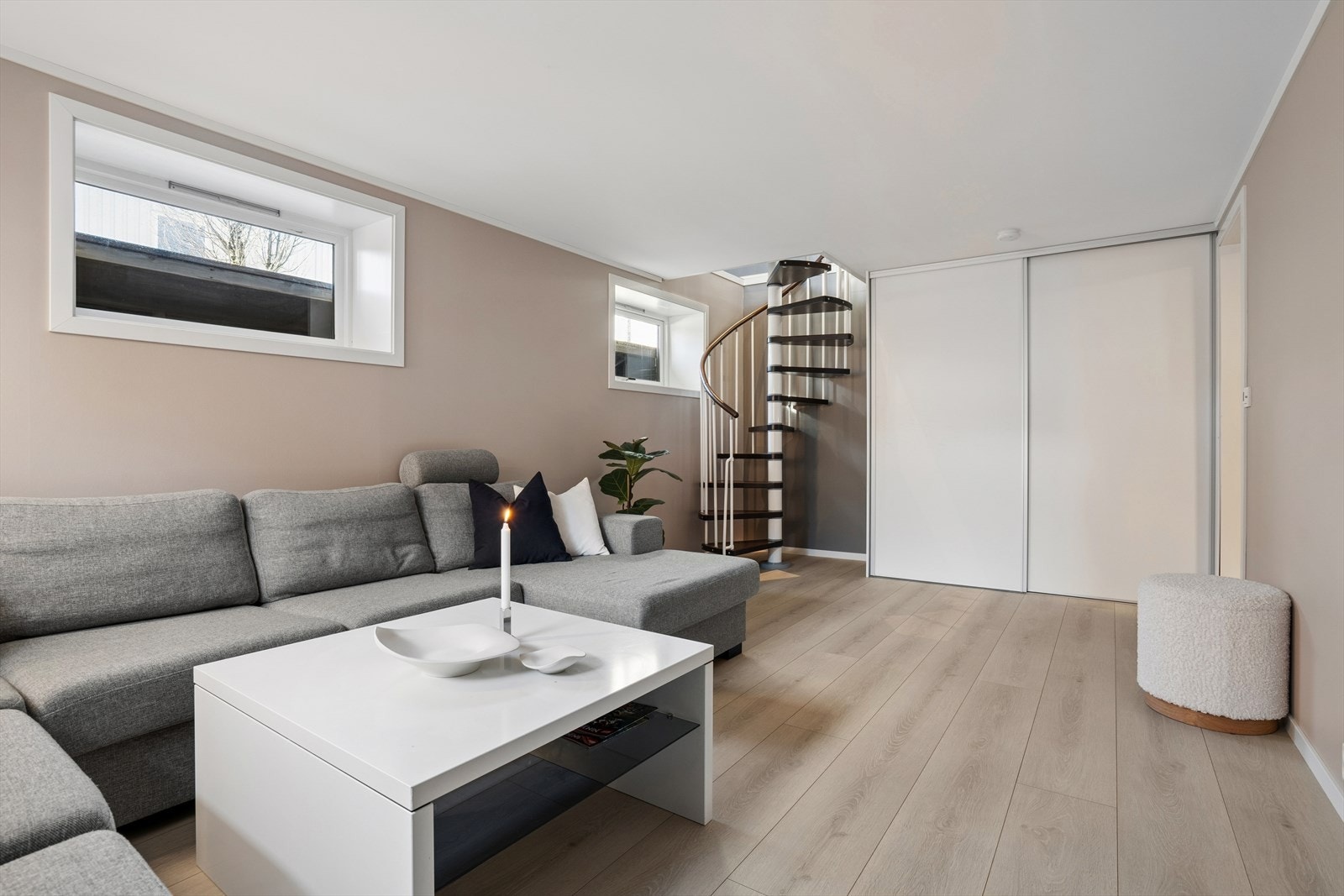 Kjelleren består av kjellerstue, vaskerom og bod (opprinnelig godkjent som kjellerboder og ikke søkt bruksendret - se mer under "ferdigattest/brukstillatelse") Galleribilde